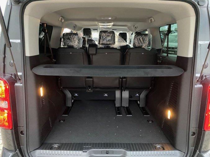 Peugeot Traveller, Peugeot Traveller Allure Long 2.0 BlueHDi 180 EAT8 - 0027, barva šedá