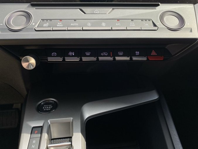 Peugeot 408, Peugeot 408 ALLURE Plug-in HYBRID e-EAT8, barva černá