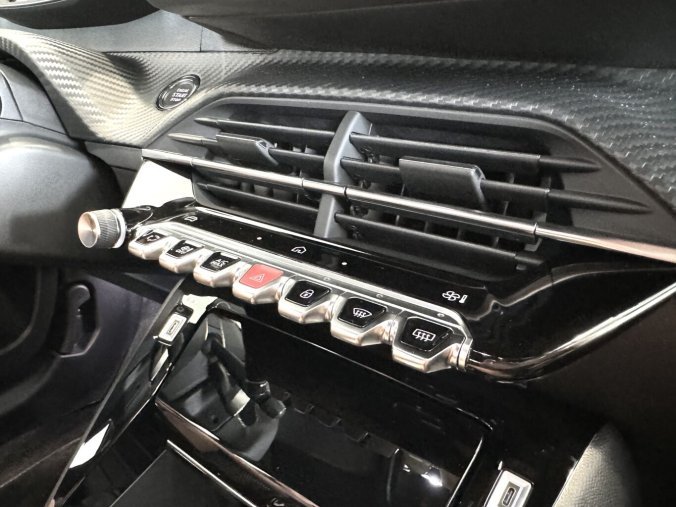 Peugeot 2008, Peugeot 2008 GT HYBRID 136k, Automat, barva černá