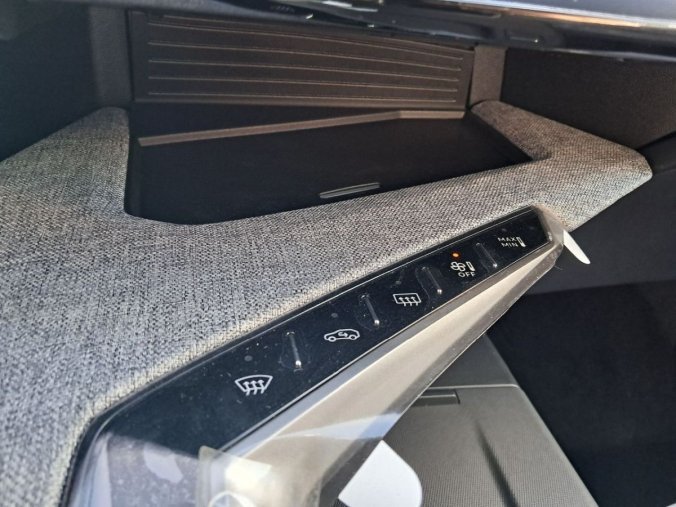 Peugeot 3008, Peugeot 3008 3008 GT Hybrid 145 e-DCS6, barva šedá