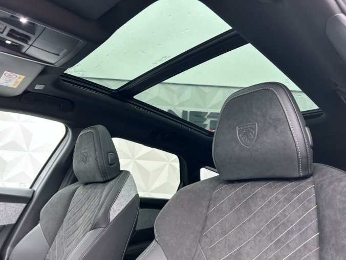 Peugeot 5008, Peugeot 5008 GT Hybrid 145 e-DCS6, barva stříbrná