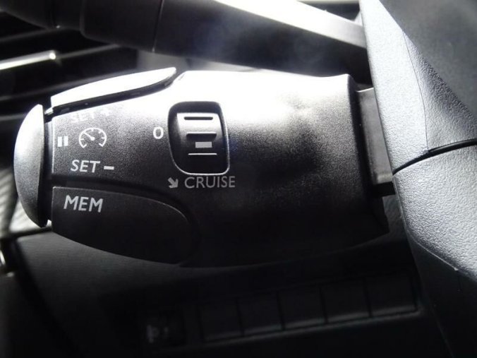 Peugeot 2008, Peugeot 2008 ALLURE Hybrid 145k e-DCS6, barva červená