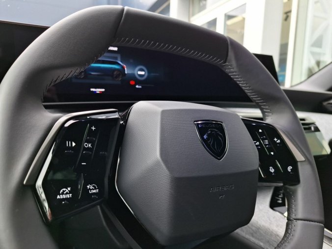 Peugeot 5008, Peugeot 5008 ALLURE Hybrid 145 e-DCS6, barva šedá