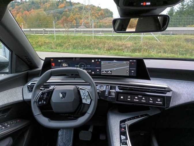 Peugeot 5008, Peugeot 5008 ALLURE Hybrid 145 e-DCS6, barva černá