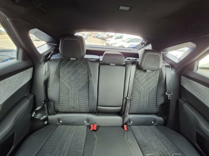 Peugeot 3008, Peugeot 3008 GT Hybrid 136 e-DCS6, barva modrá
