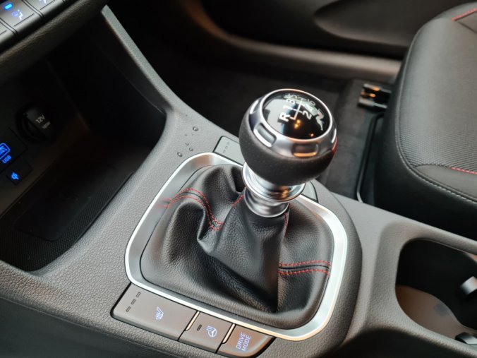 Hyundai i30, 1,5 T-GDI 117 kW iMT MHEV, barva bílá