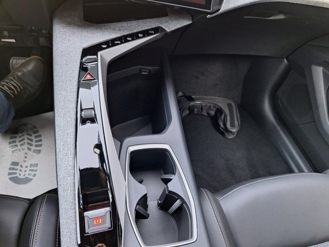 Peugeot 5008, Peugeot 5008 ALLURE Hybrid 136 e-DCS6, barva modrá