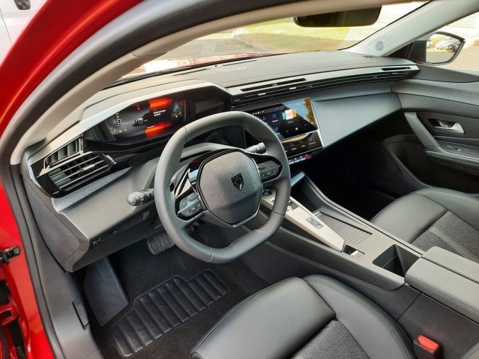 Peugeot 408, Peugeot 408 ALLURE Hybrid 145 e-DCS6, barva červená