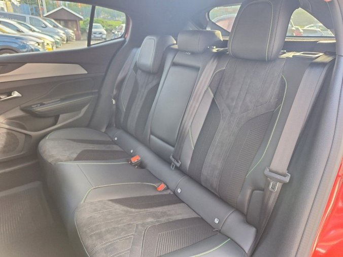 Peugeot 408, Peugeot 408 GT Hybrid 145 e-DCS6, barva červená