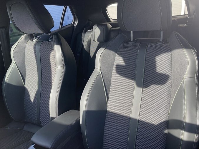 Peugeot 2008, Peugeot 2008 GT Elektromotor 115 kW / 156 k (Baterie 54 kWh), barva šedá