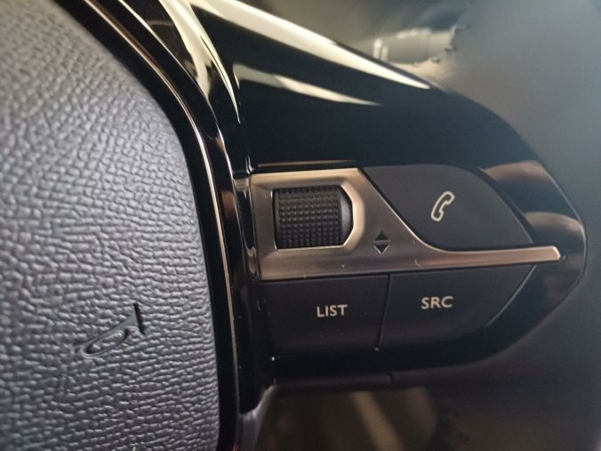 Peugeot 2008, Peugeot 2008 ALLURE 1.2 PureTech 100k, barva modrá