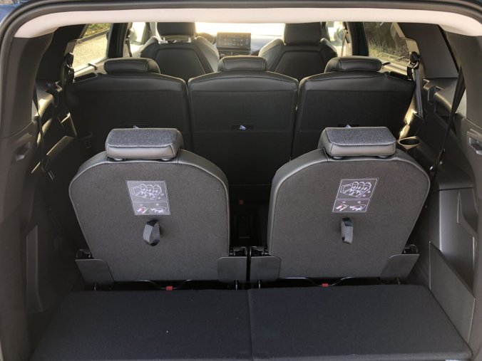 Peugeot 5008, Allure PACK 1.2 PureTech 130 S&S MAN6, barva šedá