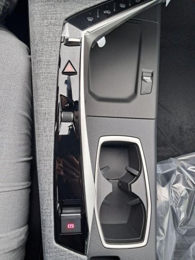 Peugeot 3008, Peugeot 3008 3008 GT Hybrid 145 e-DCS6, barva modrá