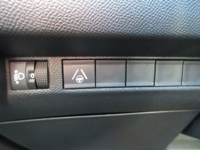 Peugeot 2008, Peugeot 2008 ALLURE Hybrid 145 e-DCS6, barva šedá
