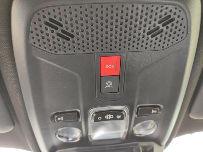 Peugeot 2008, Peugeot 2008 ALLURE 1.2 136k HY AUTOMAT, barva červená