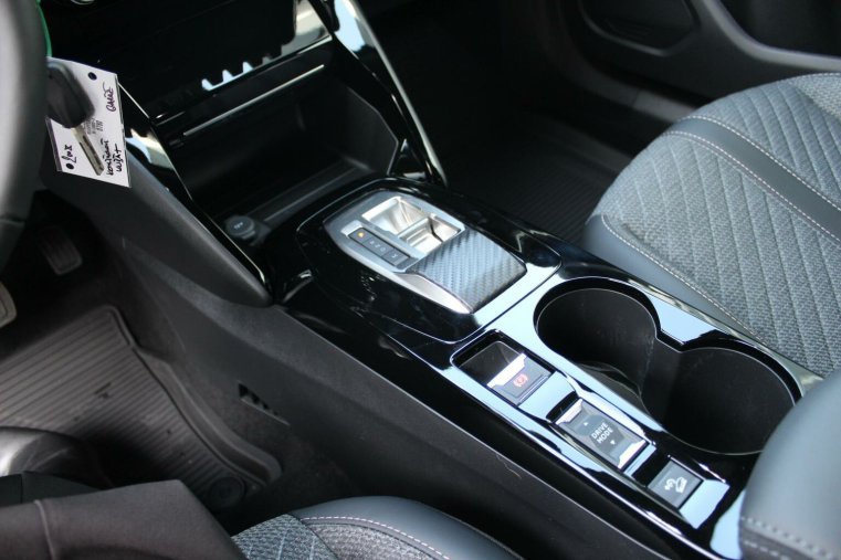 Peugeot 2008, Peugeot 2008 ALLURE Hybrid 145 e-DCS6, barva modrá