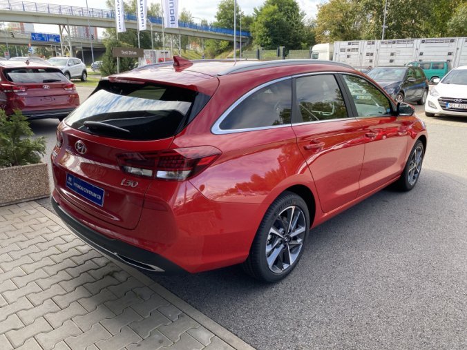 Hyundai i30, 1,5 T-GDI 117 kW iMT MHEV, barva červená