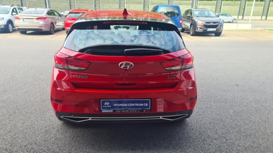 Hyundai i30, 1,5i 81 kW MT, barva červená