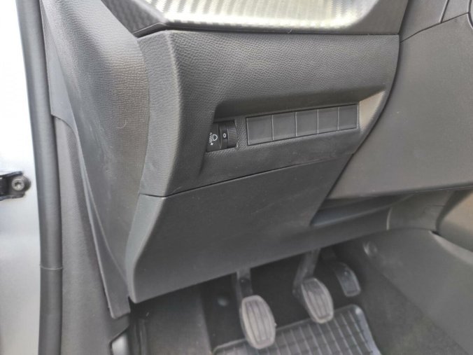 Peugeot 208, Peugeot 208 STYLE 1.2i 100k MAN6, barva stříbrná