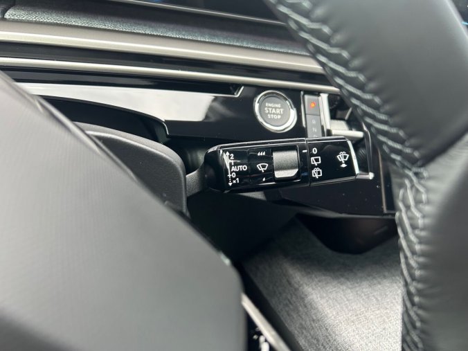 Peugeot 5008, Peugeot 5008 ALLURE Hybrid 145 e-DCS6, barva šedá