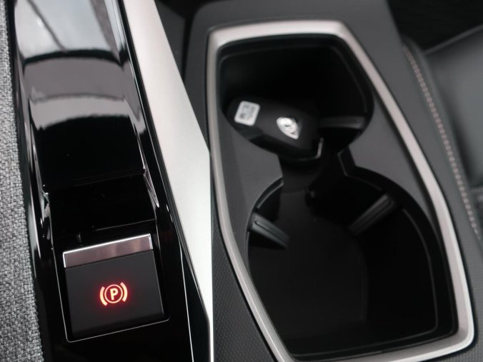 Peugeot 3008, Peugeot 3008 GT Hybrid 145 e-DCS6, barva modrá