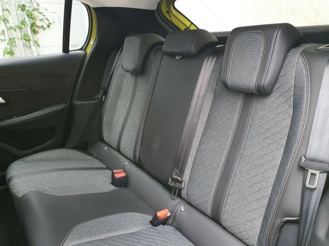 Peugeot 208, Peugeot 208 ALLURE 1.2 PT 100k MAN6, barva žlutá