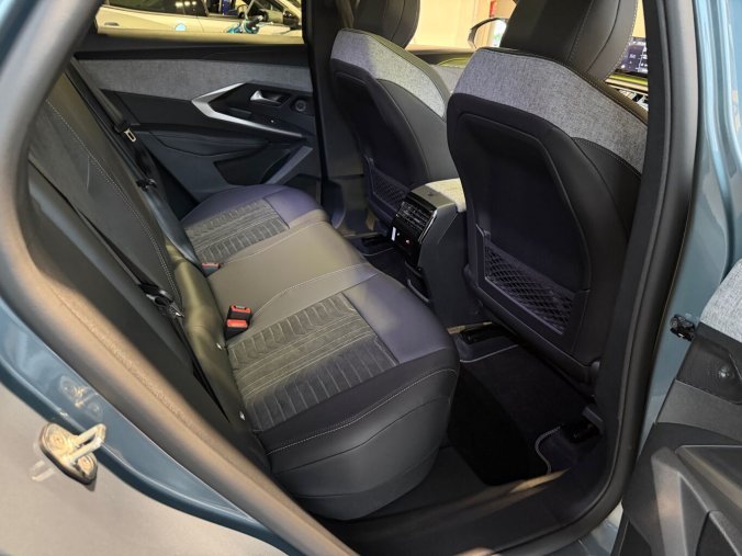 Peugeot 3008, Peugeot 3008 GT Hybrid 145 e-DCS6, barva modrá