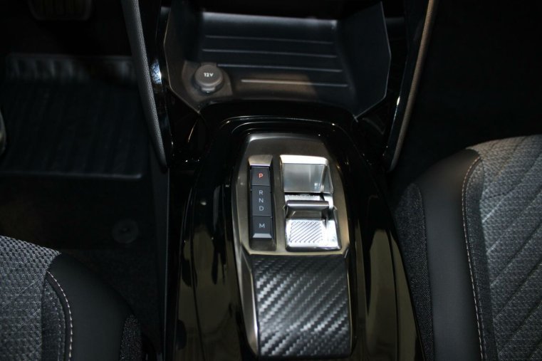 Peugeot 2008, Peugeot 2008 ALLURE Hybrid 136 e-DCS6, barva stříbrná