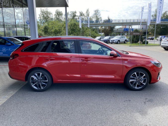 Hyundai i30, 1,5 T-GDI 117 kW iMT MHEV, barva červená