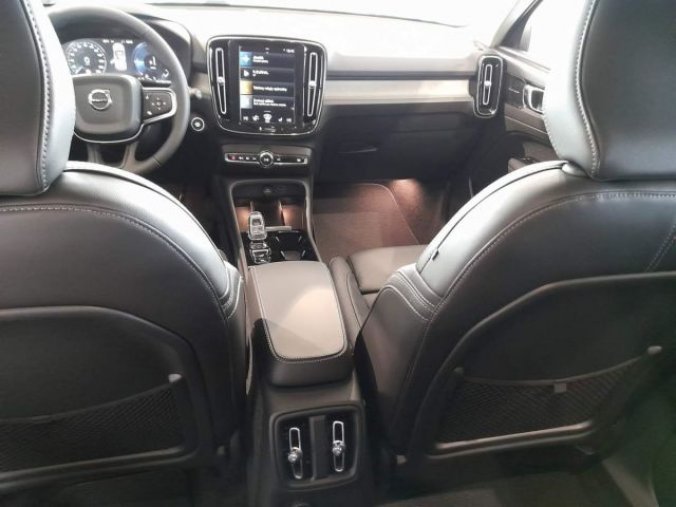 Volvo XC40, T5 FWD RECHARGE 1.5L 180 HP IN, barva stříbrná