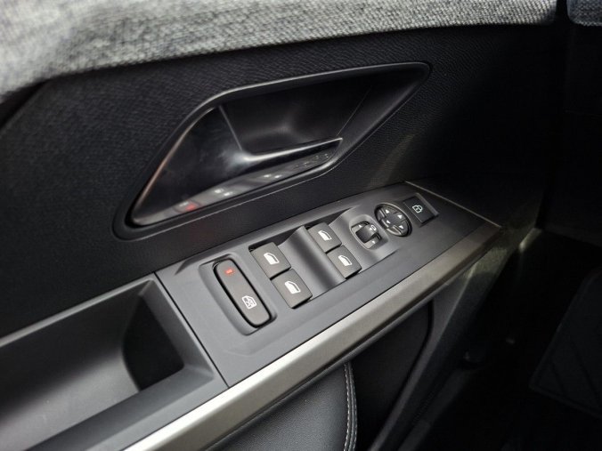 Peugeot 3008, Peugeot 3008 ALLURE Hybrid 145 e-DCS6, barva modrá