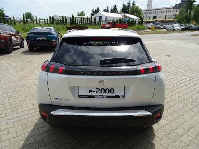 Peugeot 2008, Peugeot 2008 e-ALLURE Elektromotor 100 kW, barva bílá