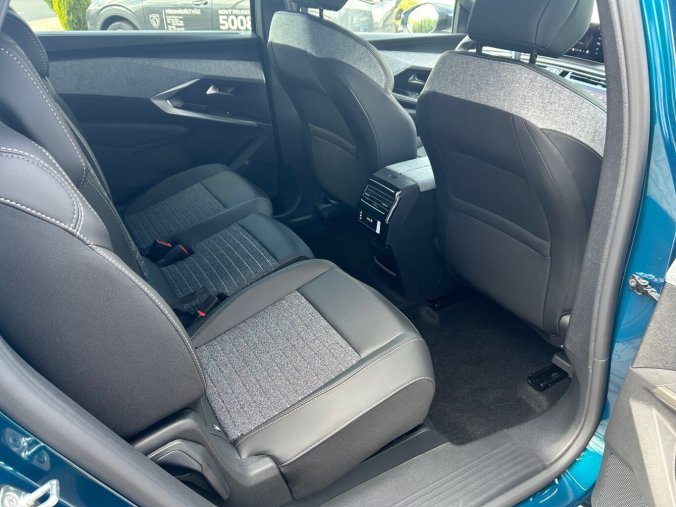Peugeot 5008, Peugeot 5008 ALLURE Hybrid 145 e-DCS6, barva modrá