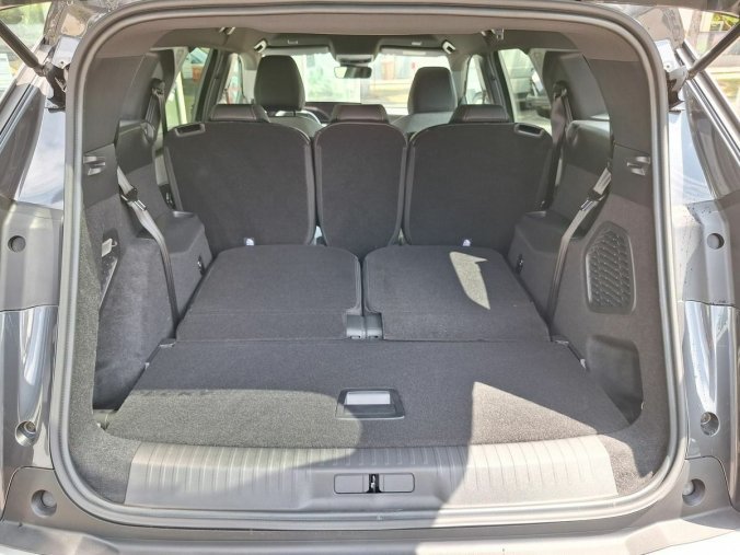 Peugeot 5008, Peugeot 5008 ALLURE Hybrid 145 e-DCS6, barva šedá