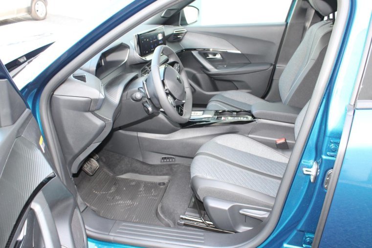 Peugeot 2008, Peugeot 2008 ALLURE Hybrid 145 e-DCS6, barva modrá