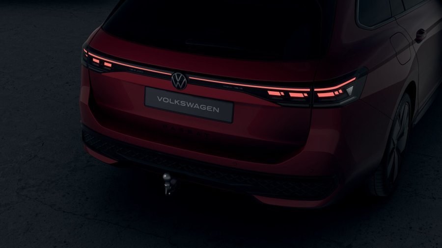 Volkswagen Passat, Passat R-Line People 200 kW eHybrid, barva červená