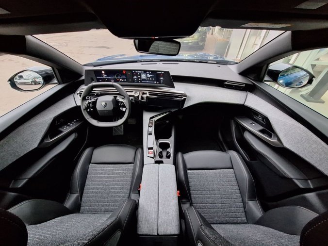 Peugeot 5008, Peugeot 5008 ALLURE Hybrid 145 e-DCS6, barva modrá