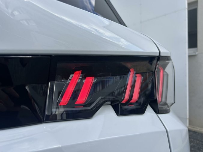 Peugeot 5008, Peugeot 5008 ALLURE Hybrid 145k e-DCS6, barva bílá