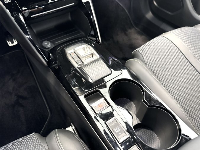 Peugeot 2008, Peugeot 2008 GT HYBRID 136k, Automat, barva černá