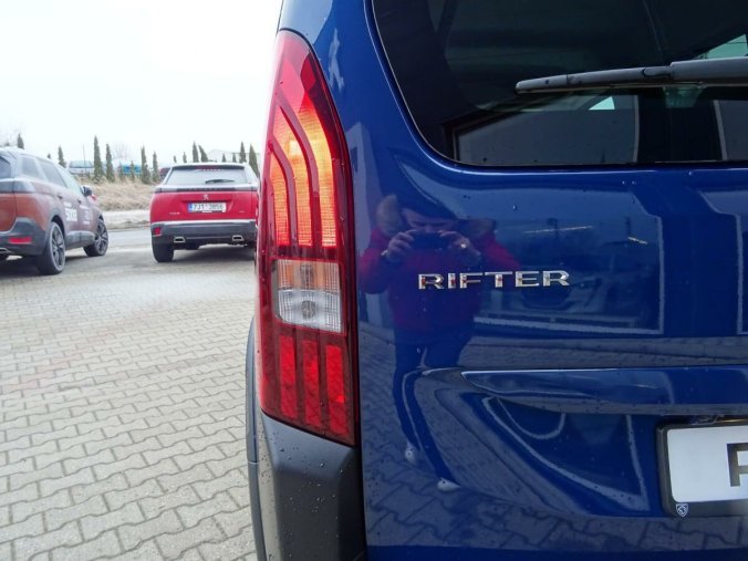 Peugeot Rifter, Peugeot Rifter ALLURE BlueHDi 130 S&S MAN6, barva modrá