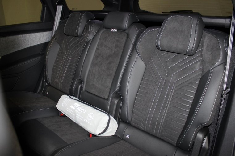 Peugeot 5008, Peugeot 5008 GT Hybrid 145 e-DCS6, barva černá