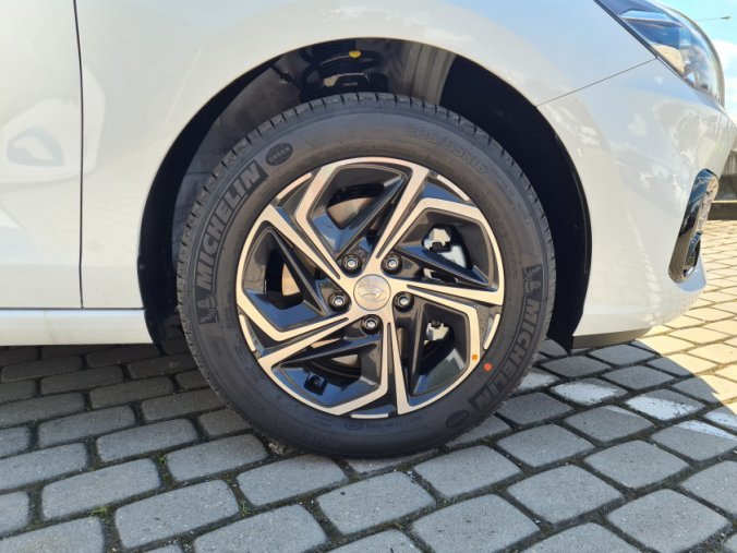 Hyundai i30, 1,5i 81 kW MT, barva bílá