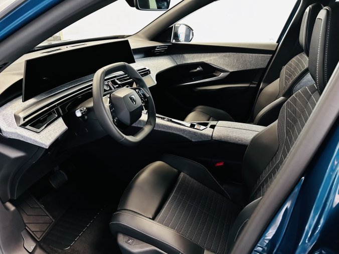 Peugeot 3008, Peugeot 3008 GT Hybrid 136 e-DCS6, barva modrá