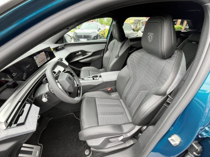 Peugeot 5008, Peugeot 5008 GT Hybrid 145 e-DCS6, barva modrá