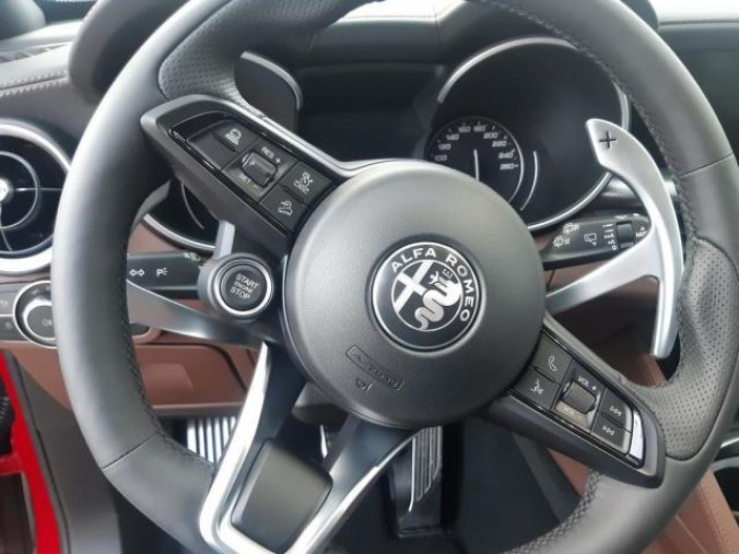 Alfa Romeo Stelvio, Veloce 4x4 2,0 280PS,nový mod., barva červená