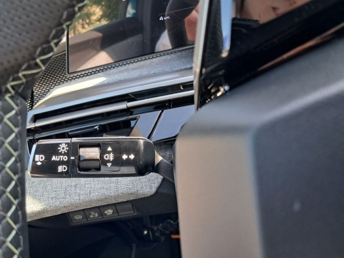 Peugeot 5008, Peugeot 5008 5008 GT Hybrid 145 e-DCS6, barva modrá