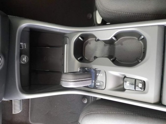 Volvo XC40, T3 1.5L 163 HP MOMENTUM PRO AT, barva bílá