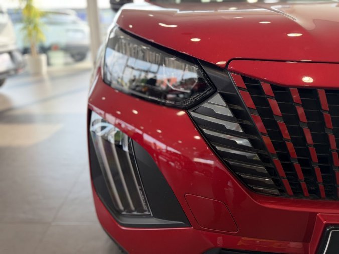 Peugeot 2008, Peugeot 2008 Allure Turbo 100 koní, barva červená