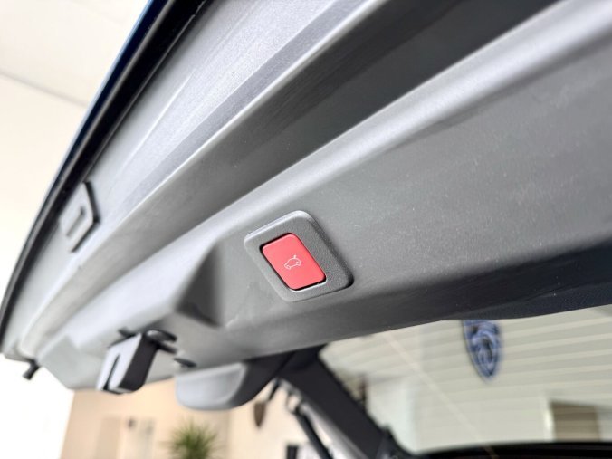 Peugeot 3008, Peugeot 3008 GT, Elektro, e-dojezd 520km, barva modrá