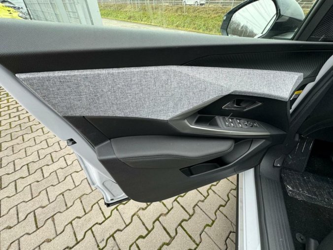 Peugeot 5008, Peugeot 5008 5008 ALLURE Hybrid 136 e-DCS6, barva bílá